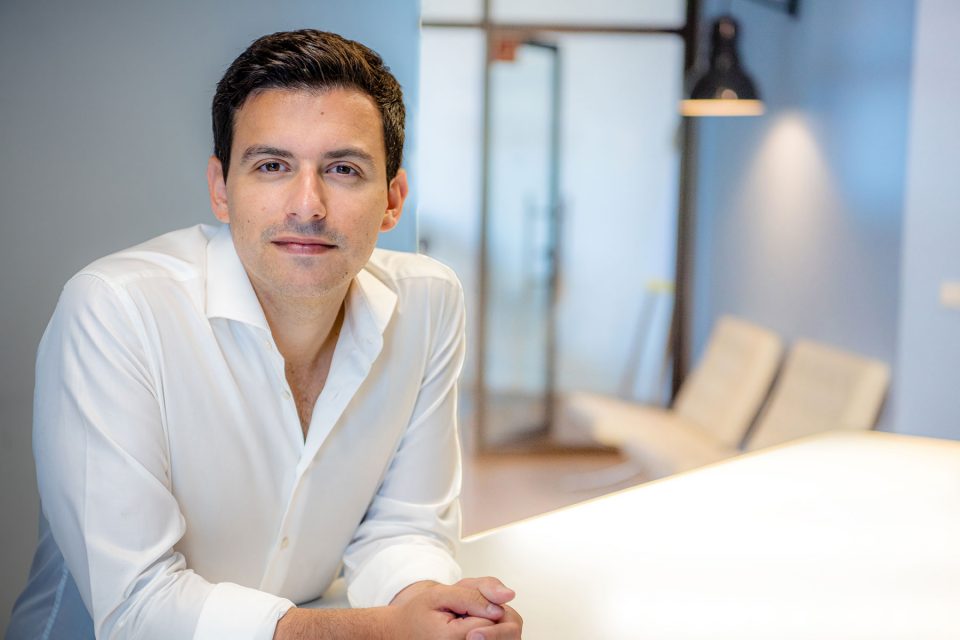 Business-Portrait der Geschäftsführer Impact Plus Ventures Serge Licht Businessfoto Unternehmensfoto