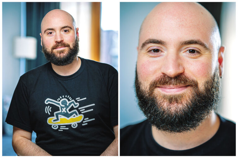 Vasileios Toutziaris – klassisches Doppel-Portrait in Wohnung mit hellem Hintergrund