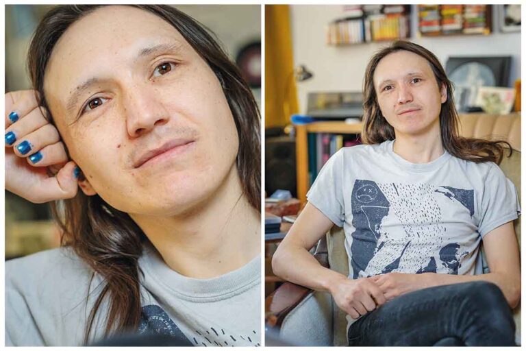 Gojira – klassisches Doppel-Portrait in Wohnung mit hellem Hintergrund