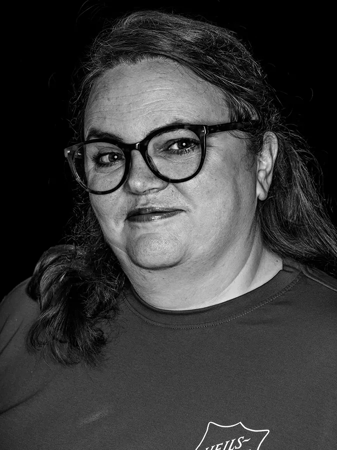 Klassisches Portrait aus der Serie Faces of St. Pauli in schwarz-weiss vor schwarzem Hintergrund von Mareike Walz, Leiterin bei der Heilsarmee St. Pauli