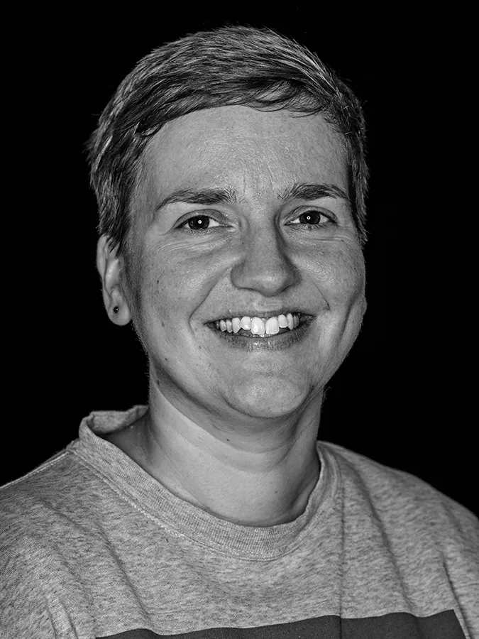 Klassisches Portrait aus der Serie Faces of St. Pauli in schwarz-weiss vor schwarzem Hintergrund von Linda Streich