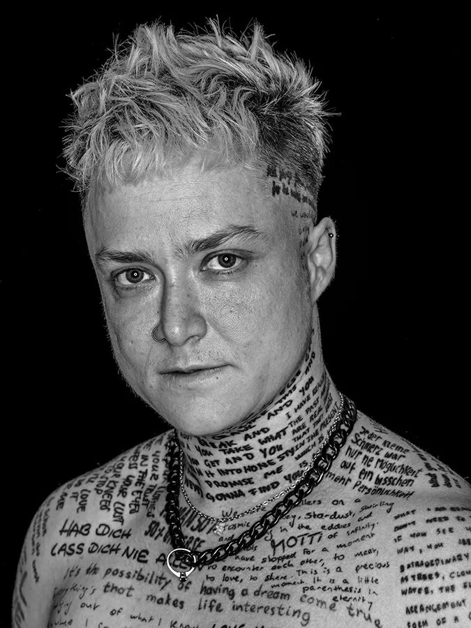 Klassisches Portrait aus der Serie Faces of St. Pauli in schwarz-weiss vor schwarzem Hintergrund von Lui Michalski