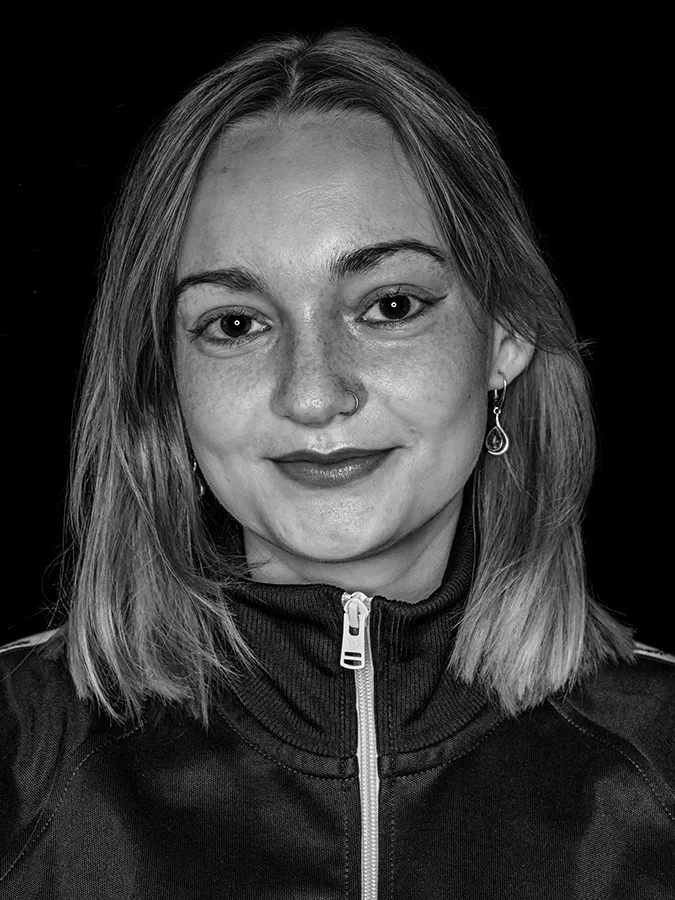 Klassisches Portrait aus der Serie Faces of St. Pauli in schwarz-weiss vor schwarzem Hintergrund von Julia Brand