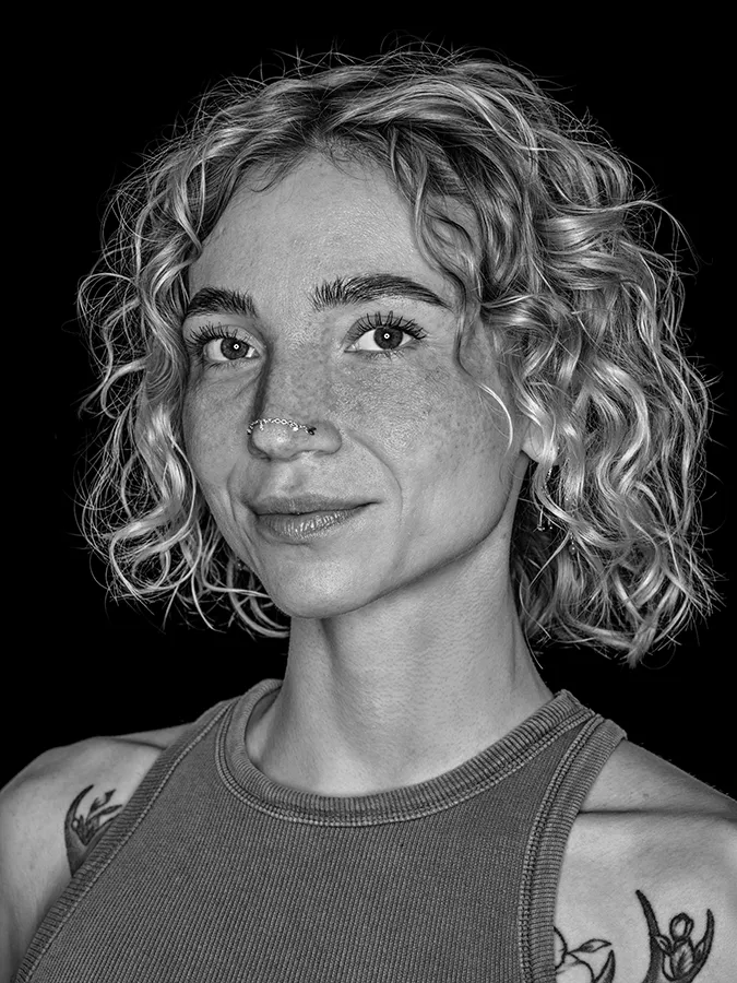 Klassisches Portrait aus der Serie Faces of St. Pauli in schwarz-weiss vor schwarzem Hintergrund von Ronja Libra