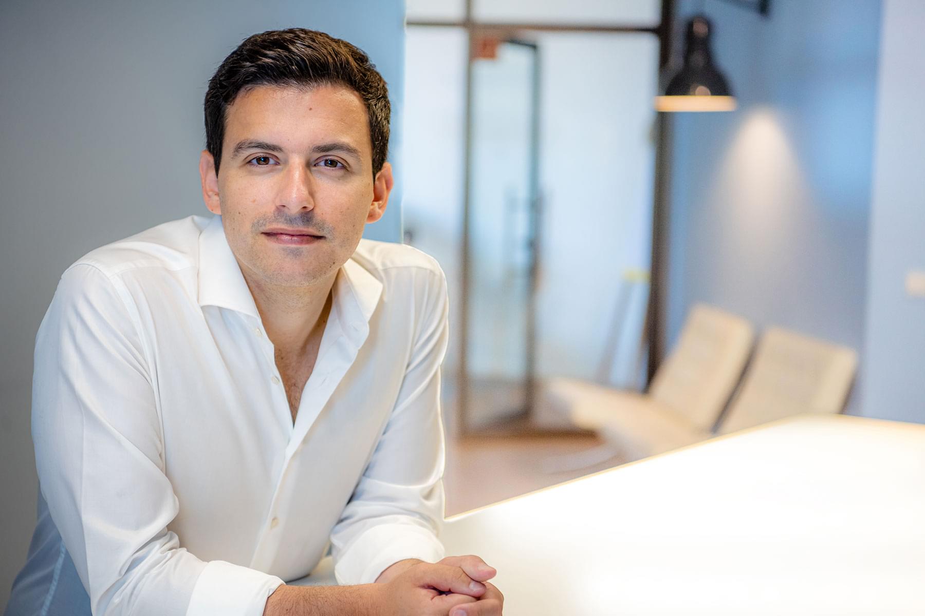 Business-Portrait der Geschäftsführer Impact Plus Ventures Serge Licht Businessfoto Unternehmensfoto