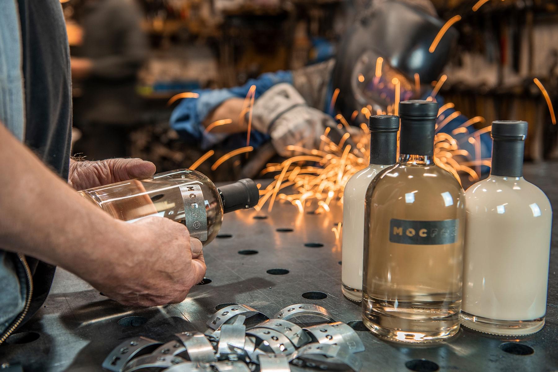 Stil life Gin Adam und Eve von MOCFOR Etiketten aus Metall in Werkstatt Businessfoto Produktfoto