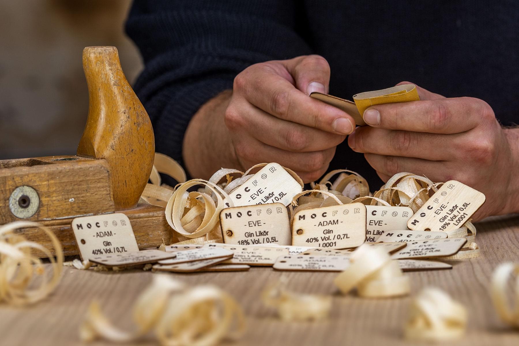 Stil life Gin Adam und Eve von MOCFOR Etiketten aus Holz in Werkstatt Businessfoto Produktfoto