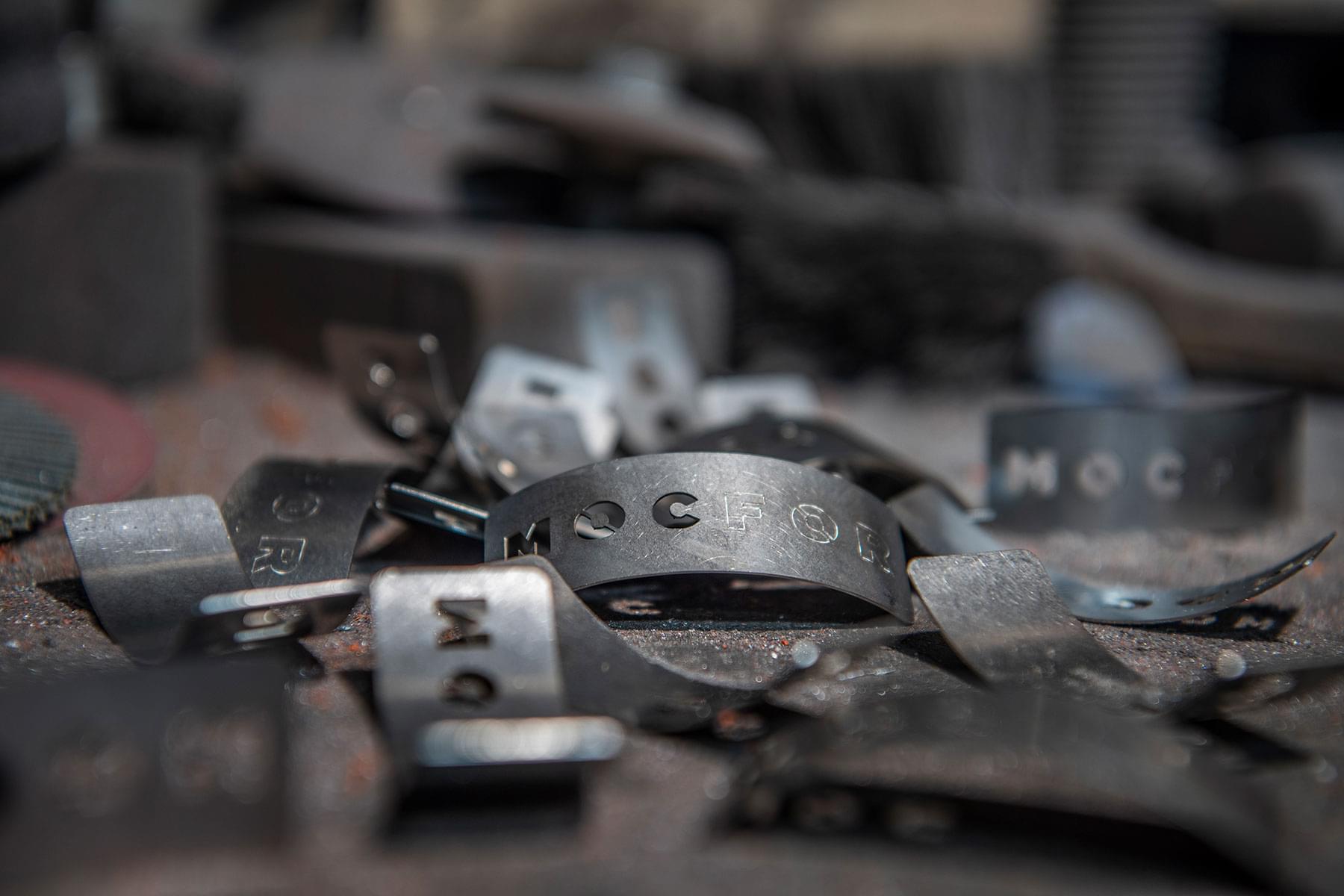 Stil life Gin Adam von MOCFOR Etiketten aus Metall in Werkstatt Businessfoto Produktfoto