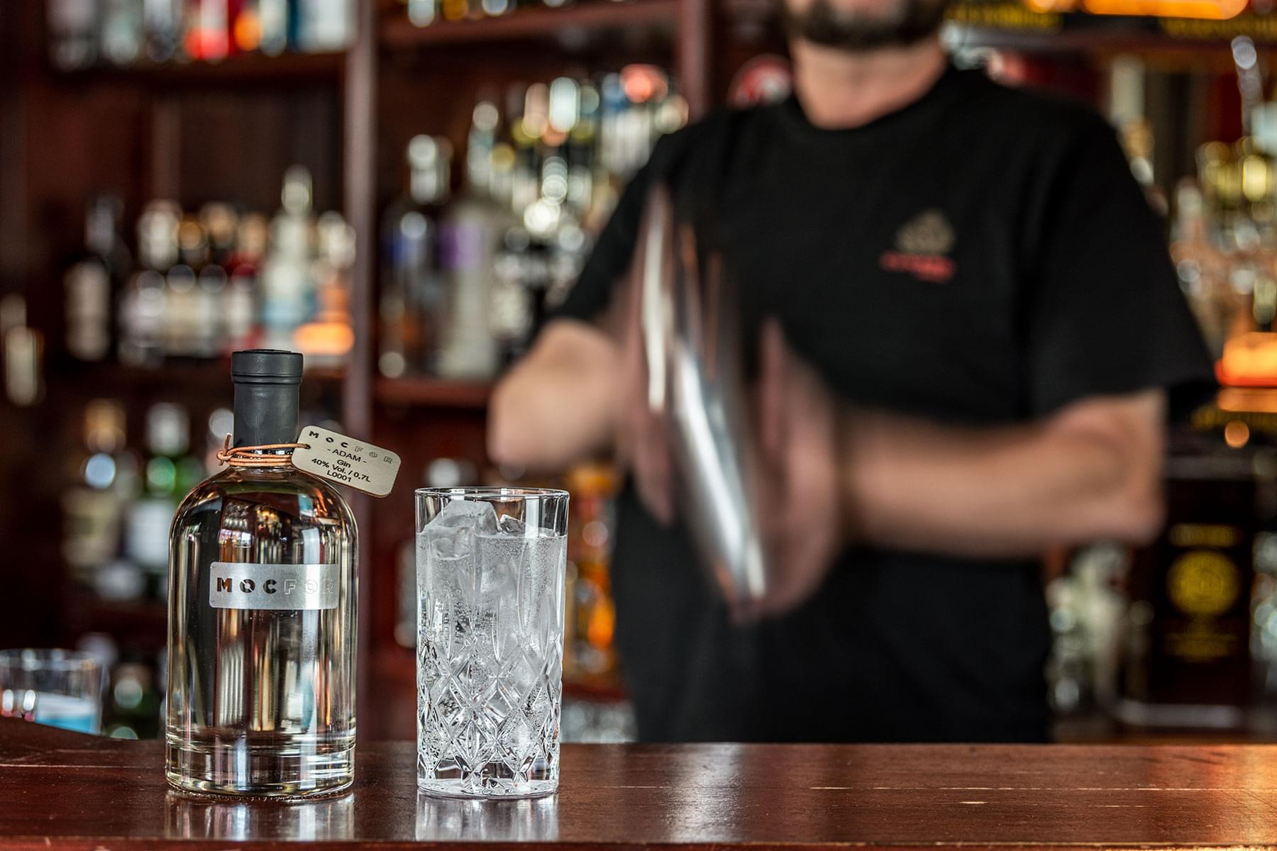 Stil life Gin Adan von MOCFOR in der Cocktailbar Christiansens Businessfoto Produktfoto