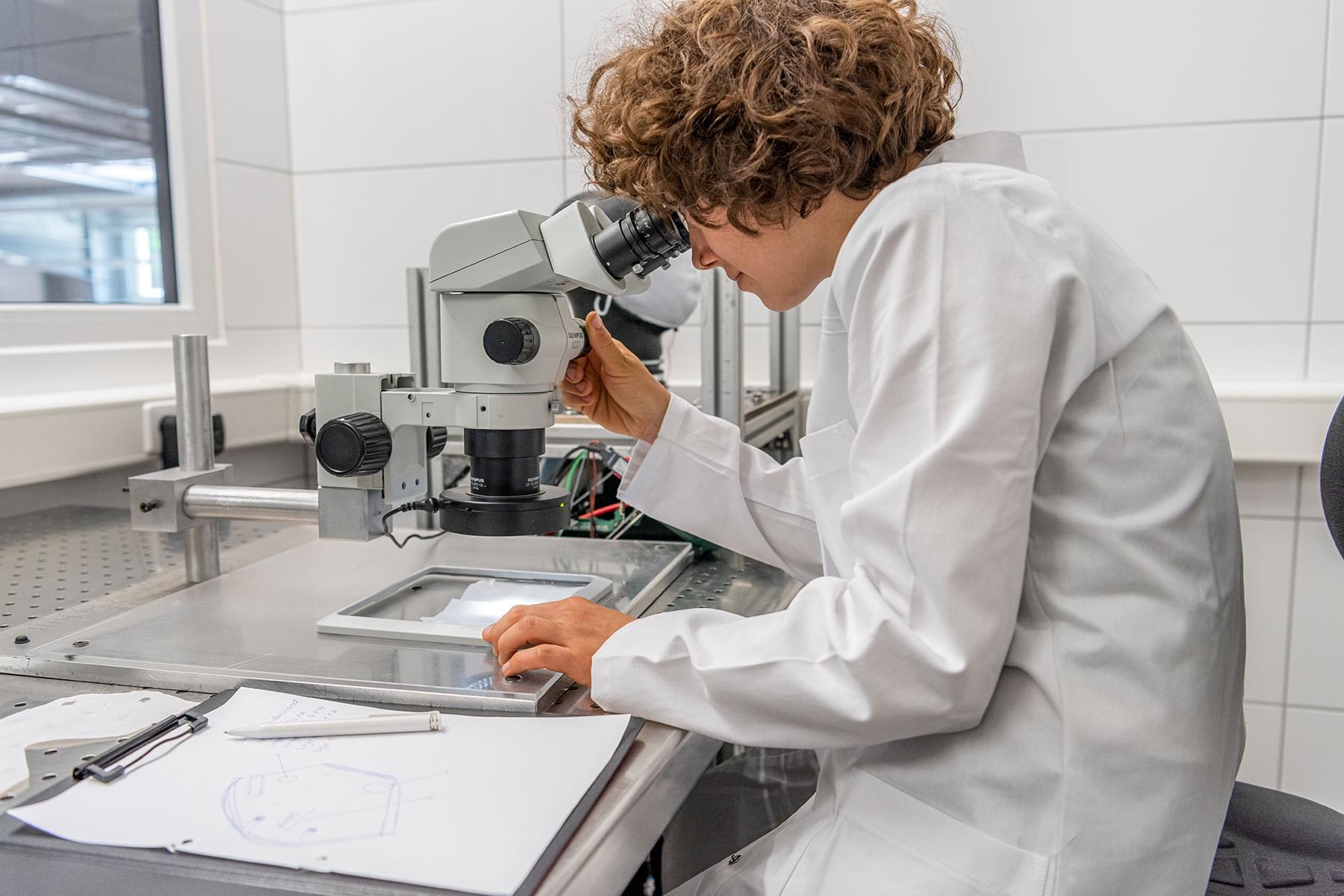 Unternehmensfoto für die Firma PAConsult FFP2 Maskentest mit Mikroskop Businessfoto