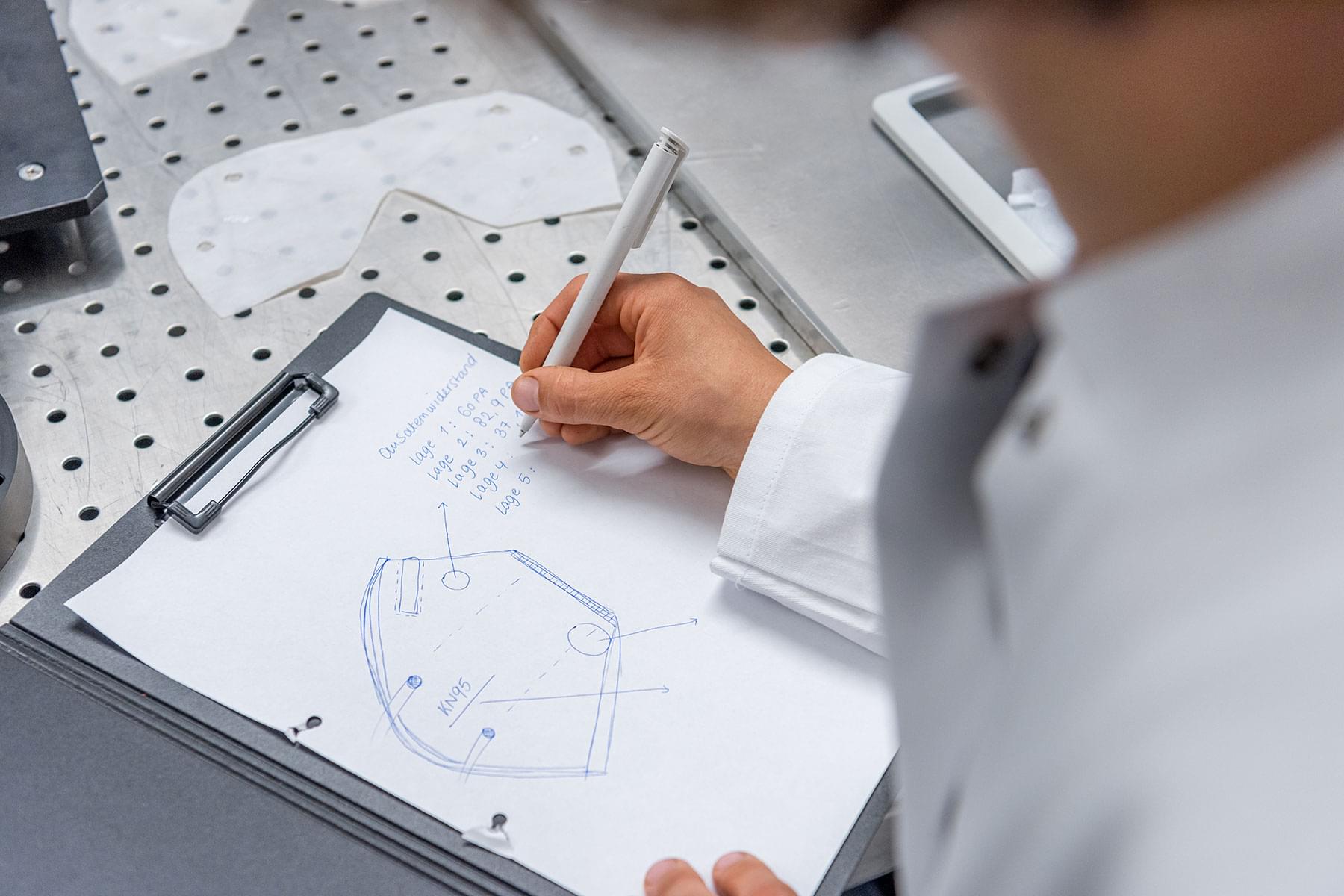 Unternehmensfoto für die Firma PAConsult FFP2 Maskentest Skizzenzeichnung Businessfoto