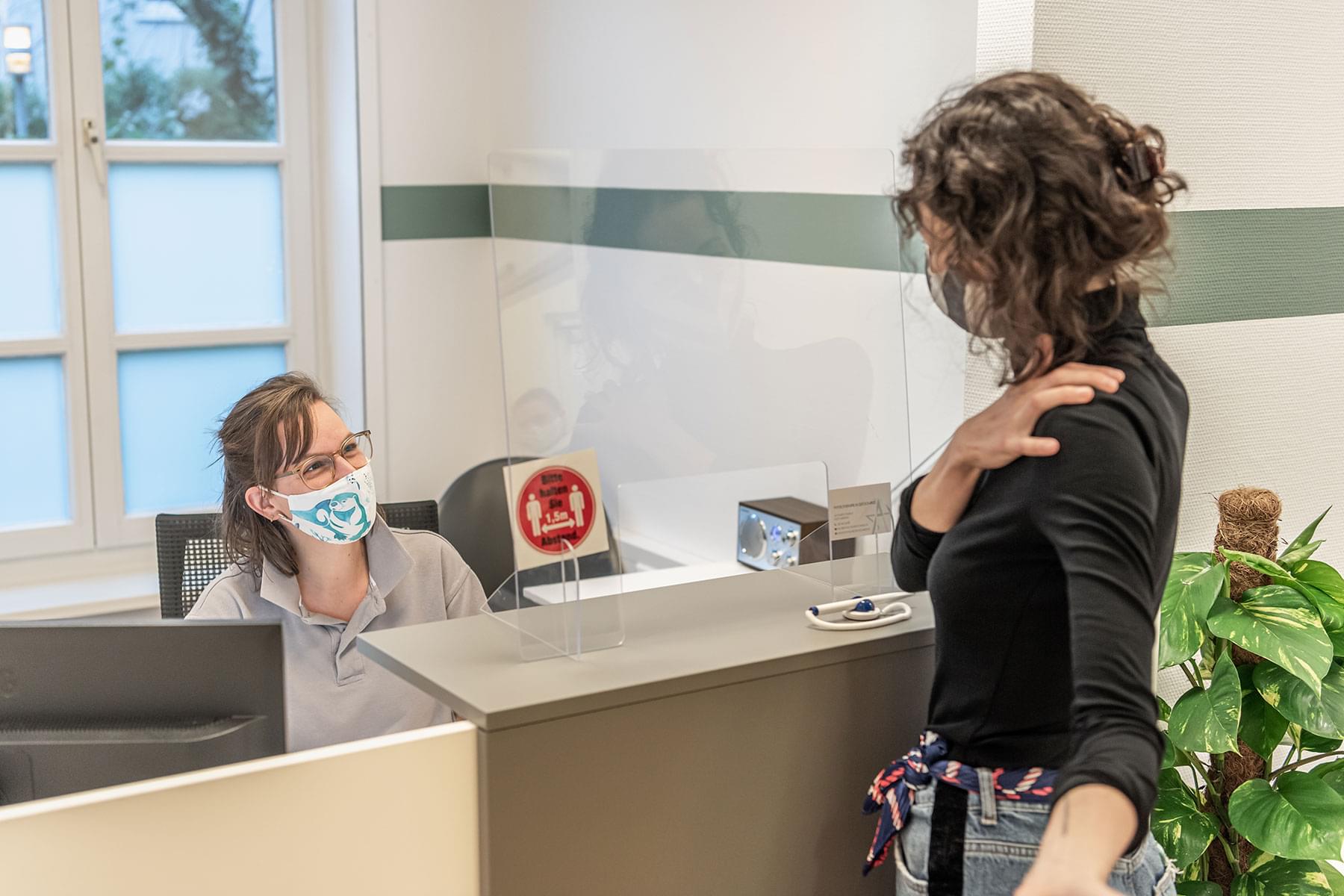 Portrait der Praxis Physiotherapie in der Schanze am Empfang Businessfoto Unternehmensfoto