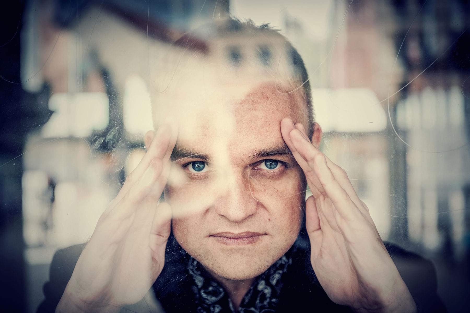 Künstler-Portrait des Hamburger Musikers Tomeque für das Album Hallo Welt