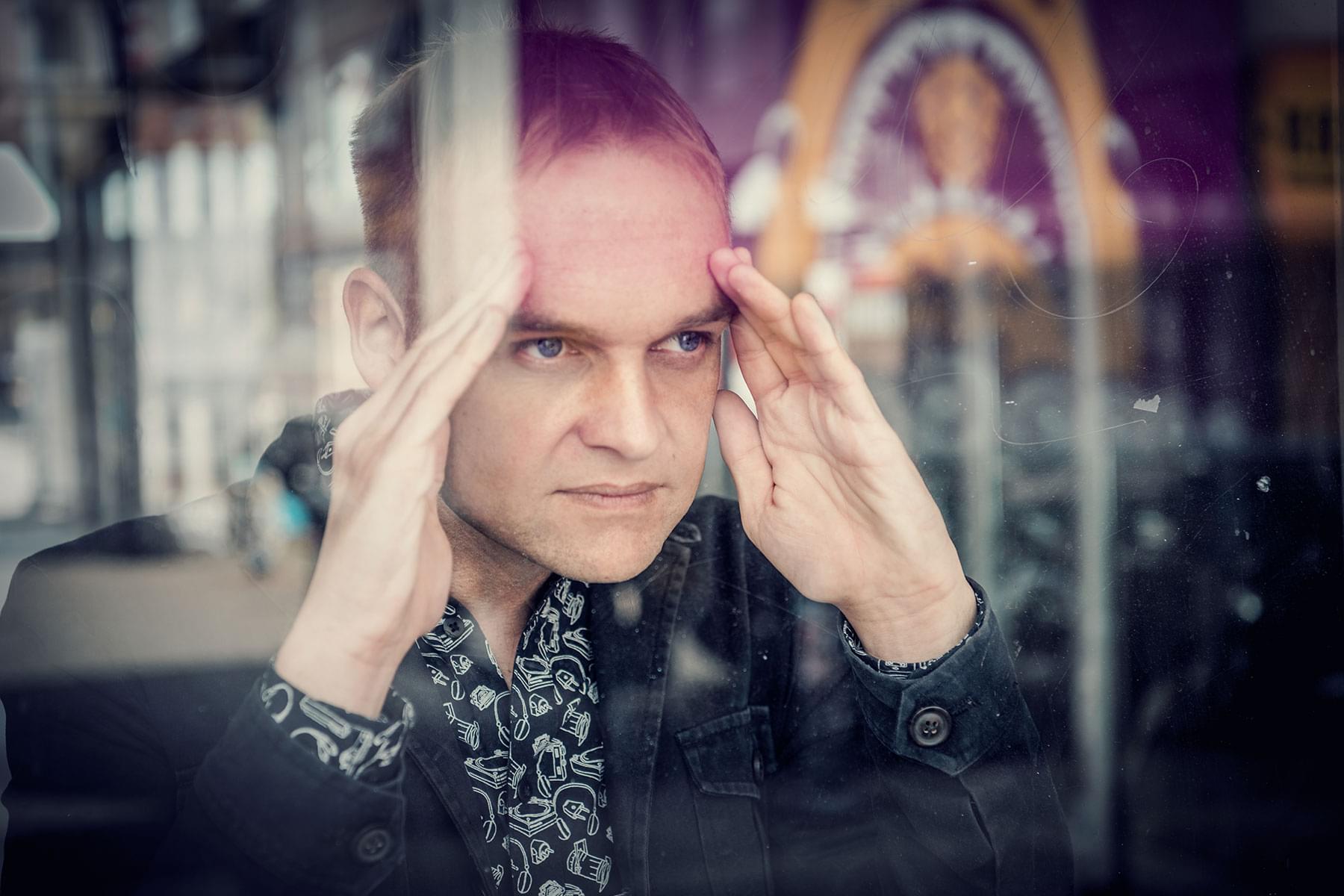 Künstler-Portrait des Hamburger Musikers Tomeque für das Album Hallo Welt