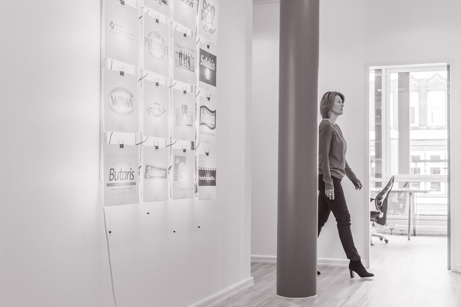 Businessfoto eine Frau in Agentur Teamfoto Unternehmensfotografie