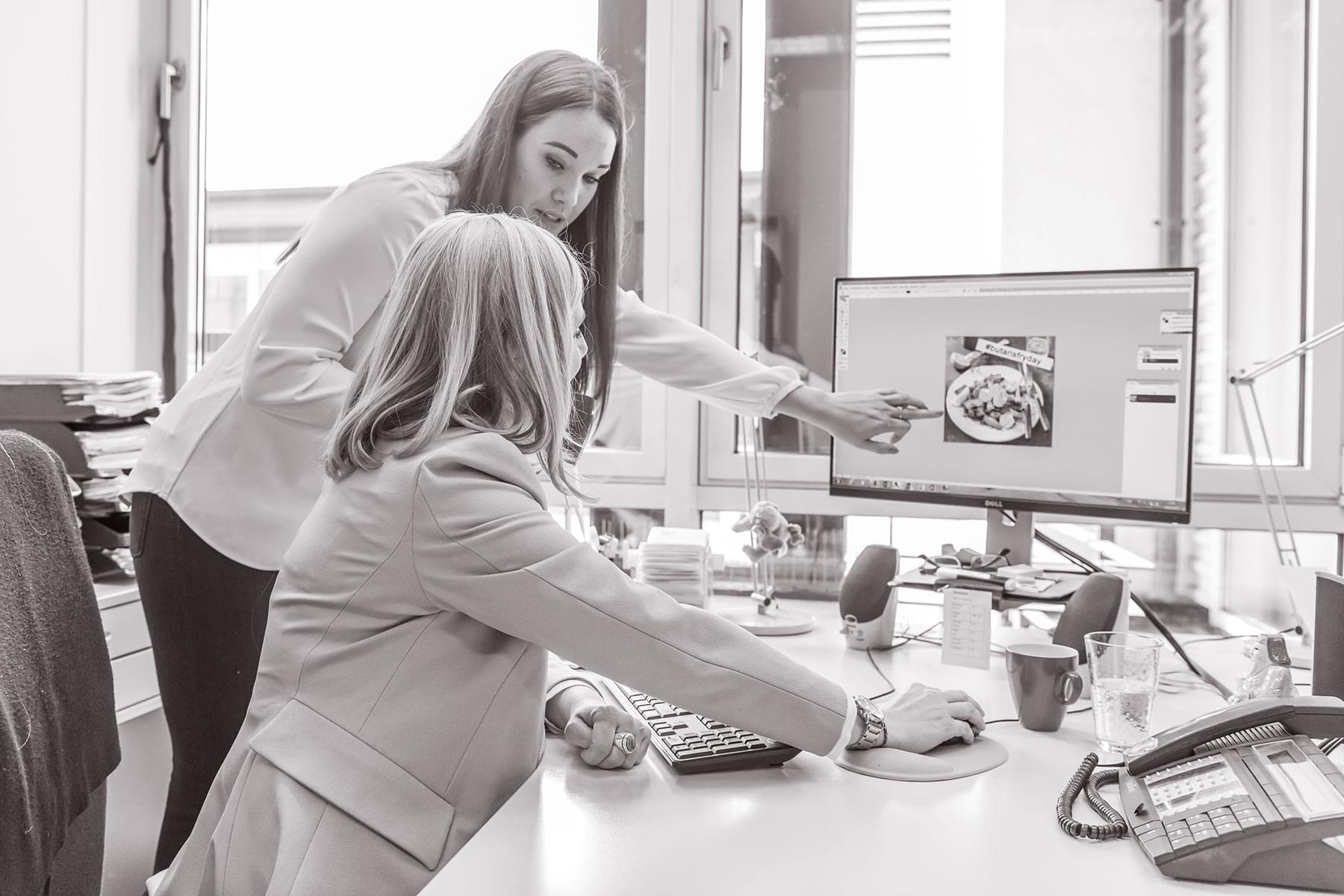 Businessfoto zwei frauen am rechner Teamfoto Unternehmensfotografie