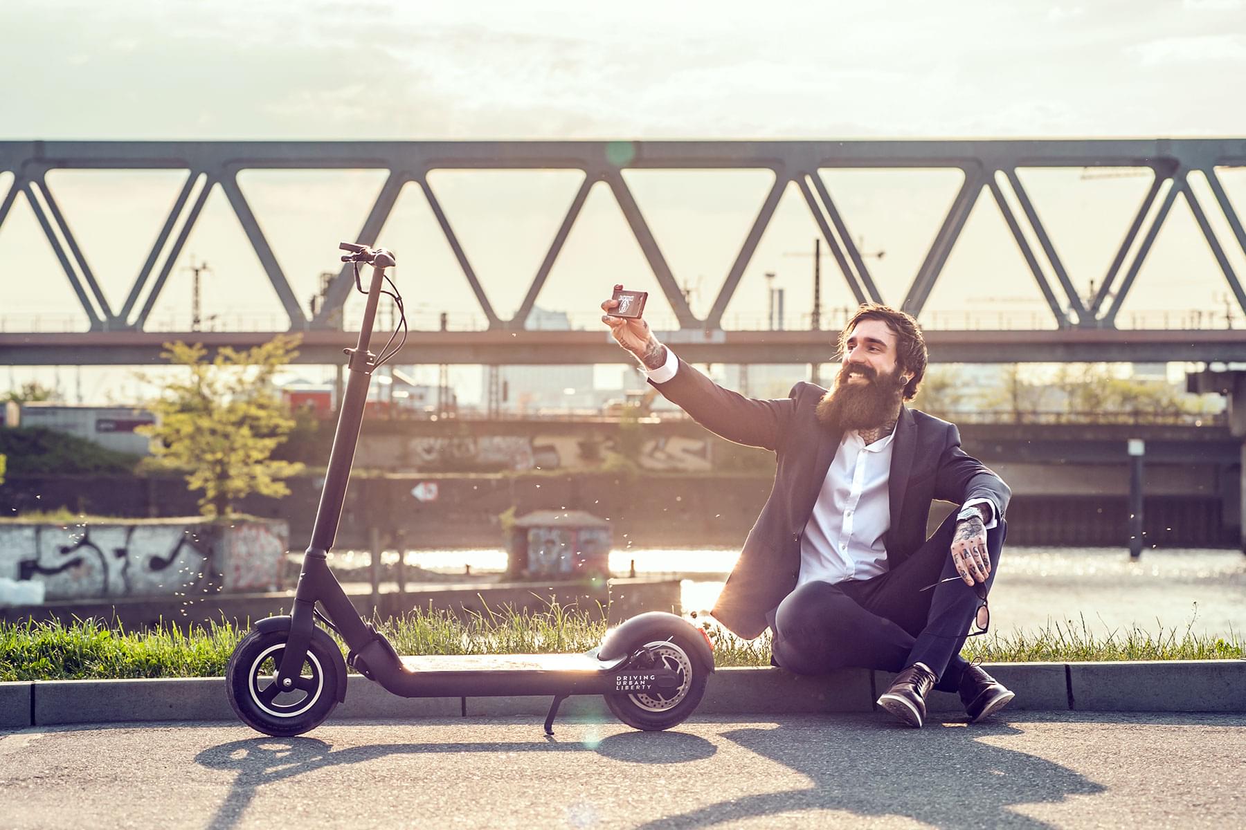 Imagefotos des E-Roller E-Scooter Egret von Walberg Urban Electrics Mann macht selfie