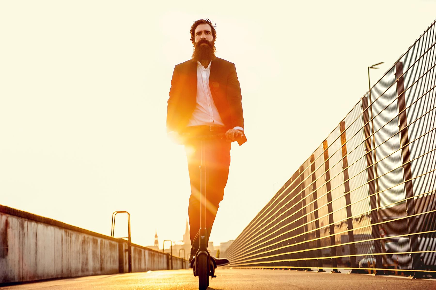 Imagefotos des E-Roller E-Scooter Egret von Walberg Urban Electrics Mann Sonnenuntergang