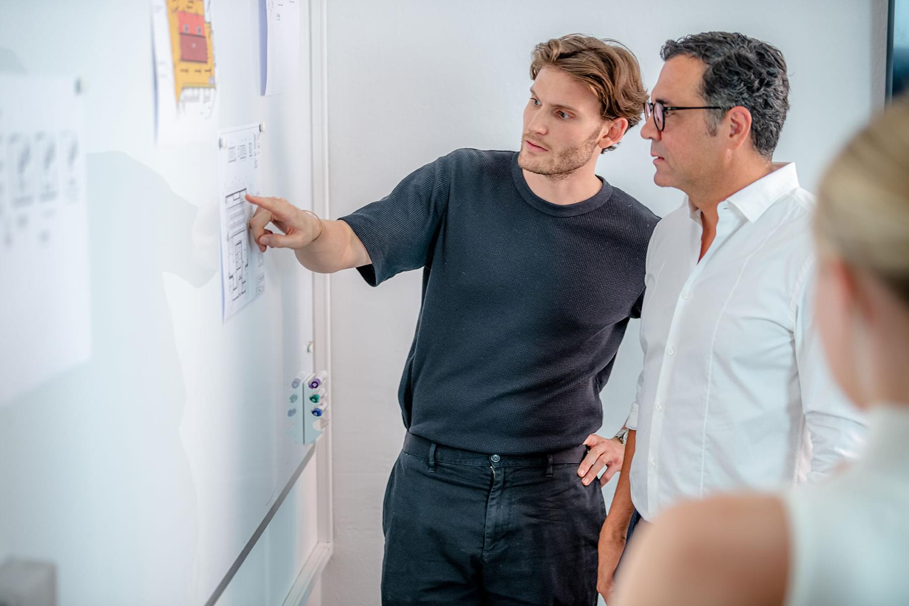 Teamfoto Impact Plus Ventures Leute in einer Konferenz Businessfoto Unternehmensfoto
