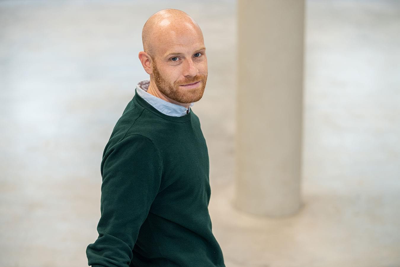 Business-Portrait von Felix Eisel, Gründer der f3x capital über die Schulter blickend