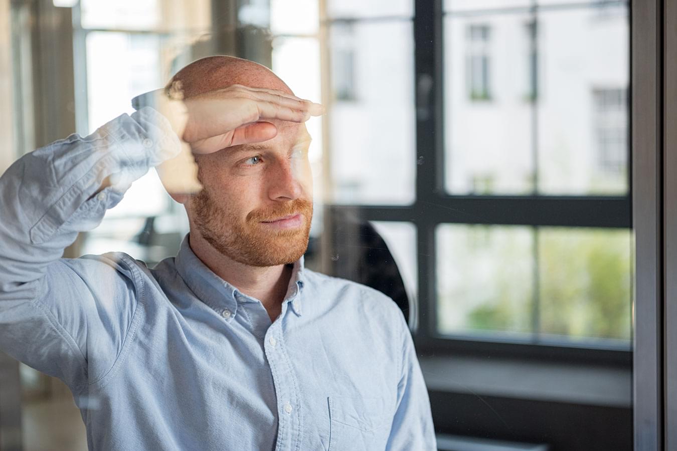 Business-Portrait von Felix Eisel, Gründer der f3x capital, schau aus einem Fenster