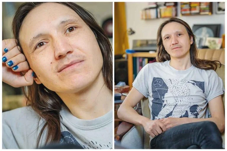 Gojira – klassisches Doppel-Portrait in Wohnung mit hellem Hintergrund